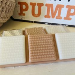 Cosy cabin knit style snap bar