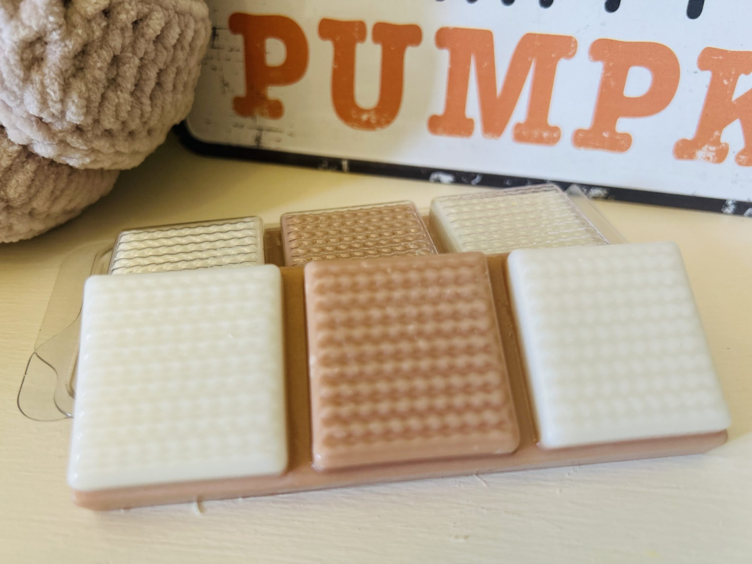 Cosy cabin knit style snap bar