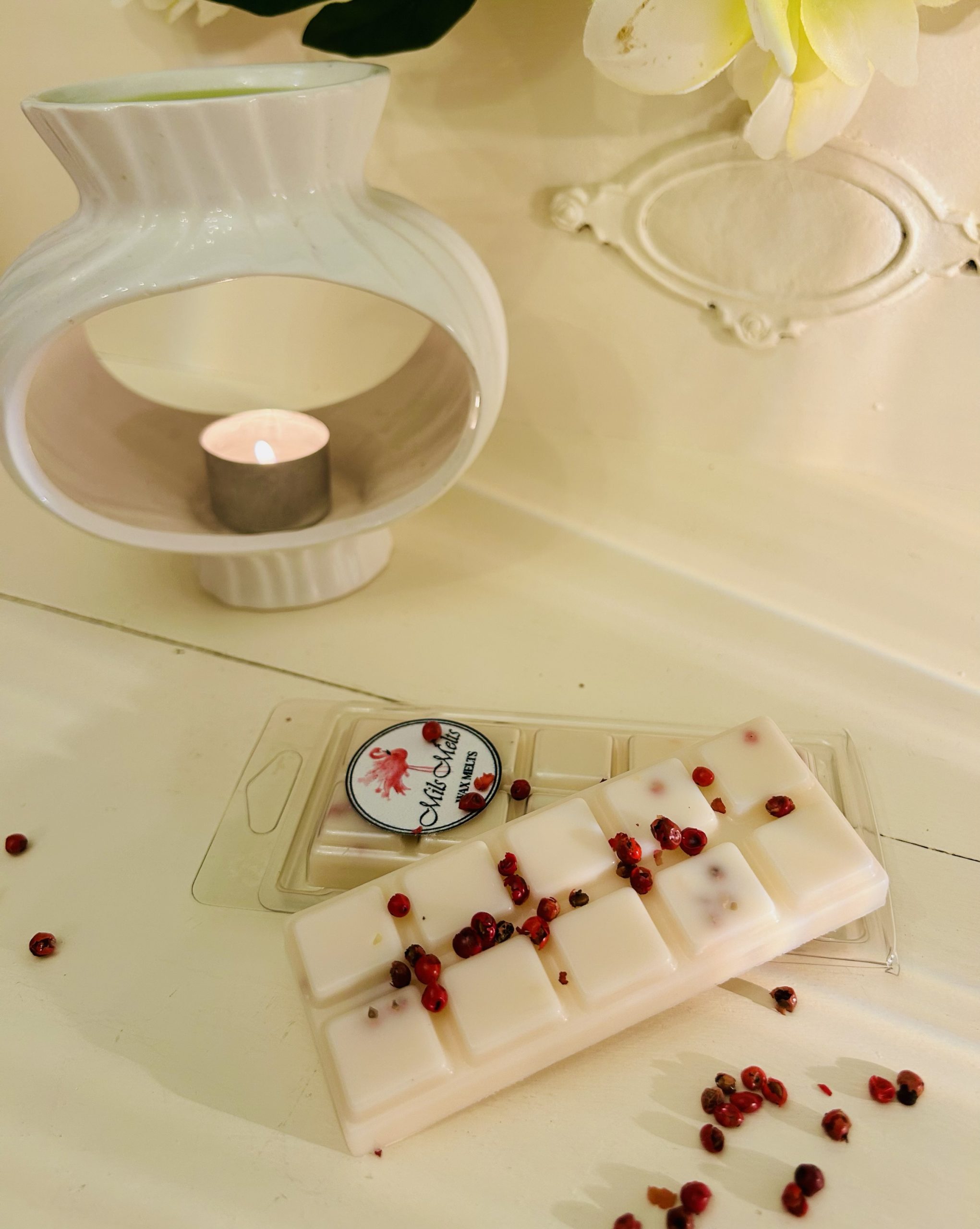 Black raspberry and peppercorn snap bar